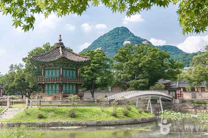 Explore Gyeongbokgung Palace - image 1