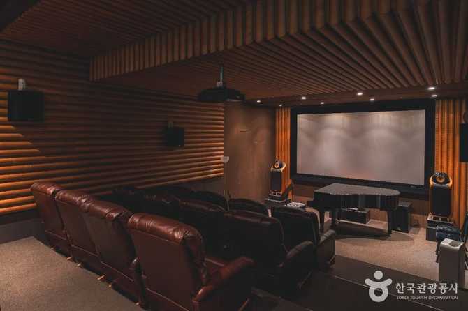 Shinhan Art Hall - image 1