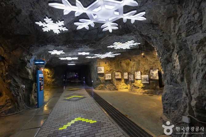 Explore Hwaseong Cave - image 18