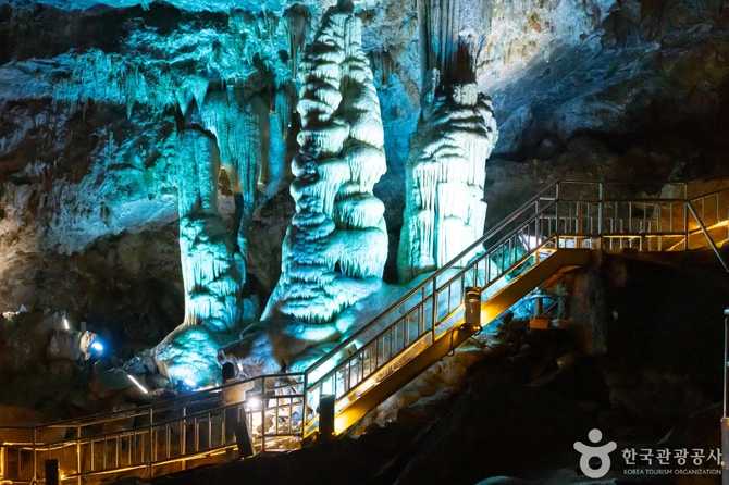 Explore Hwaseong Cave - image 15