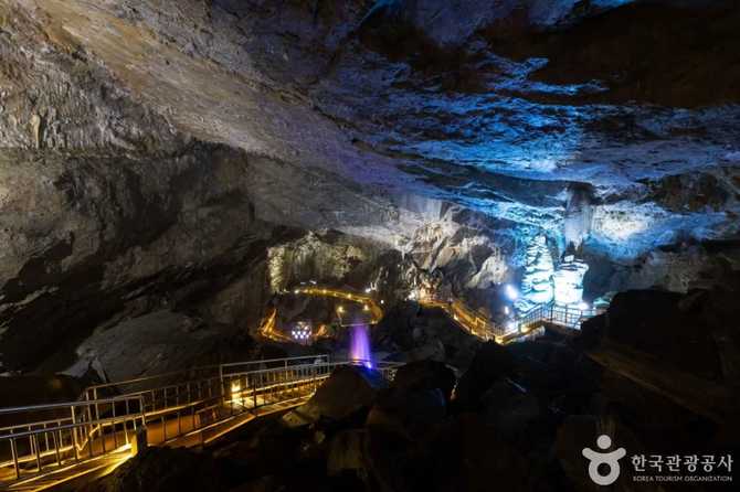 Explore Hwaseong Cave - image 16
