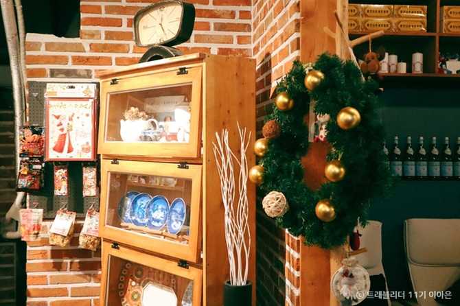 Visit the Unique Christmas - image 3