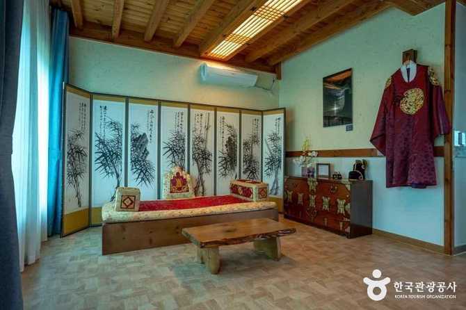 Experience Traditional Hanok and Modern - image 3