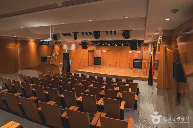 Shinhan Art Hall - image 3