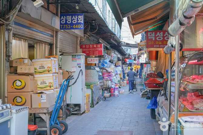 남대문 본동의류상가: 전통시장 내 패션과 먹거리의 명소 3
