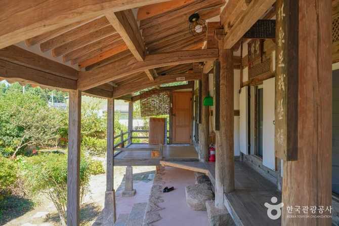 Visit Jeonju's Traditional Hanok Village - image 3