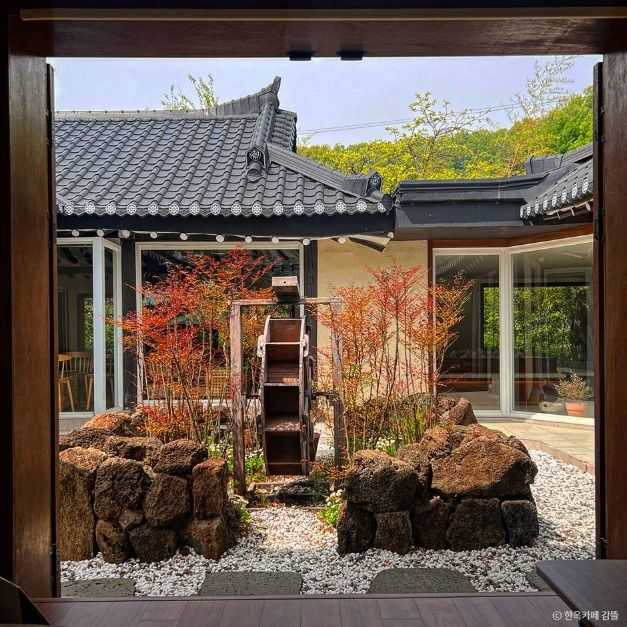 Experience Traditional Hanok and Modern - image 4