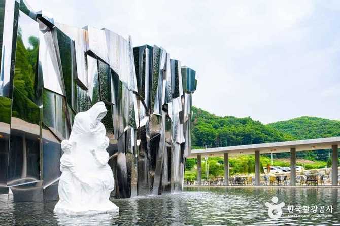 빙하미술관: 자연과 현대미술이 만나는 독특한 건축 공간 5