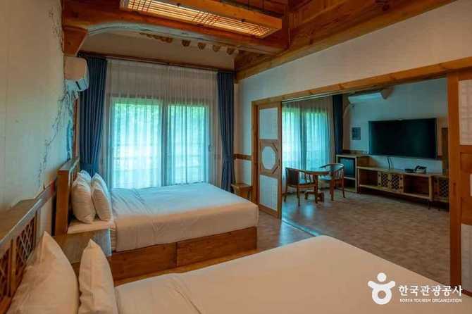 Experience Traditional Hanok and Modern - image 5