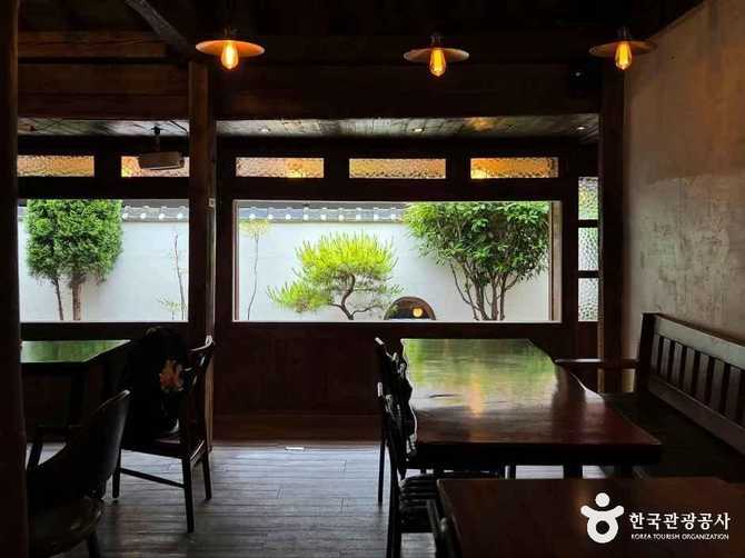 삼척 한옥 카페 보보정, 조용한 분위기와 풍부한 메뉴를 즐기세요 4