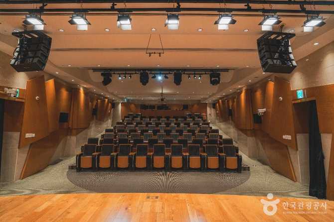 Shinhan Art Hall - image 4