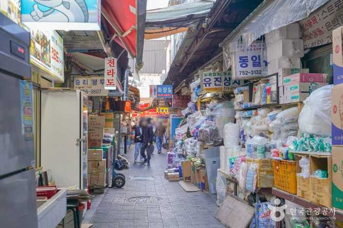 남대문 본동의류상가: 전통시장 내 패션과 먹거리의 명소 4
