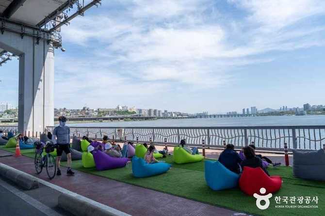 Discover Banpo Hangang Park - image 4