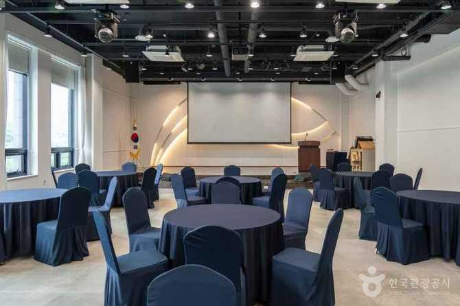 Experience Traditional Hanok and Modern - image 4