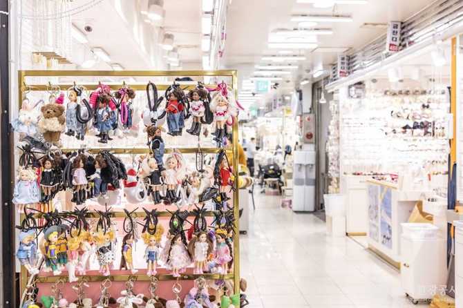Discover Seoul's Largest Accessory Marke - image 8