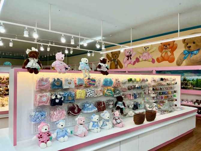 Discover Unique Souvenirs at Alice's - image 9