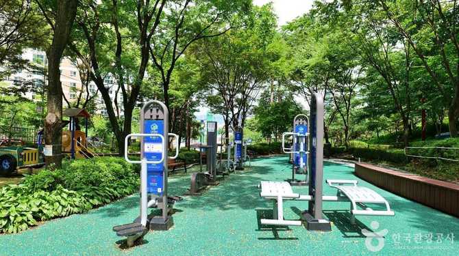 Discover Saganjeong Park - image 7