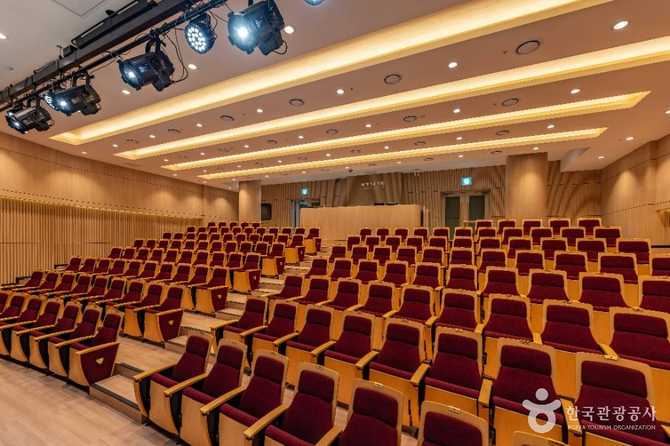 부산 동래문화회관: 문화예술과 자연이 어우러진 공연장 안내 7