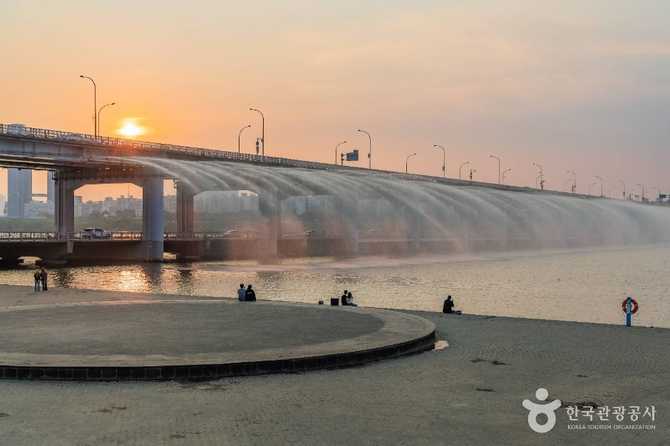 반포대교 달빛무지개분수: 한강의 야경을 빛내는 최고의 교량분수 6