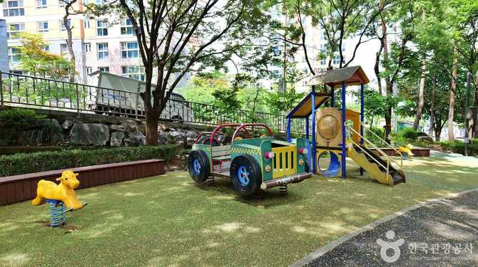 Discover Saganjeong Park - image 6