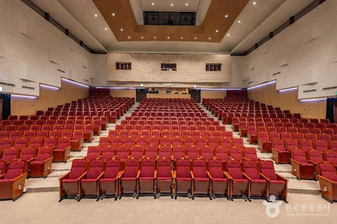 부산 동래문화회관: 문화예술과 자연이 어우러진 공연장 안내 8