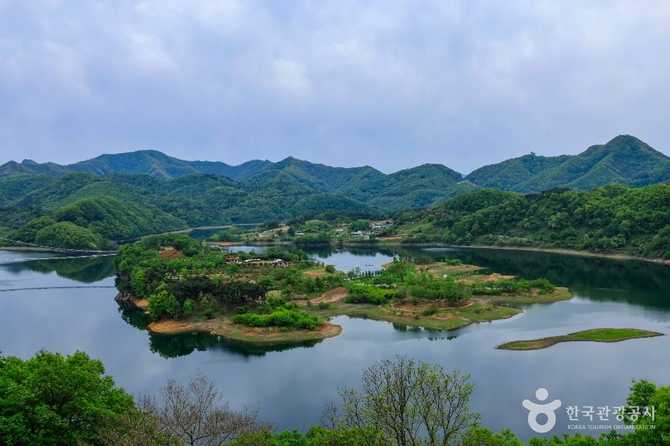 Explore the Stunning Okjeongho Suspensio - image 6