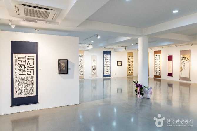 Explore Korean Calligraphy and Literati - image 8
