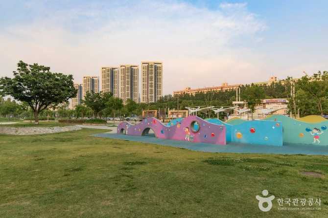 Discover Banpo Hangang Park - image 9