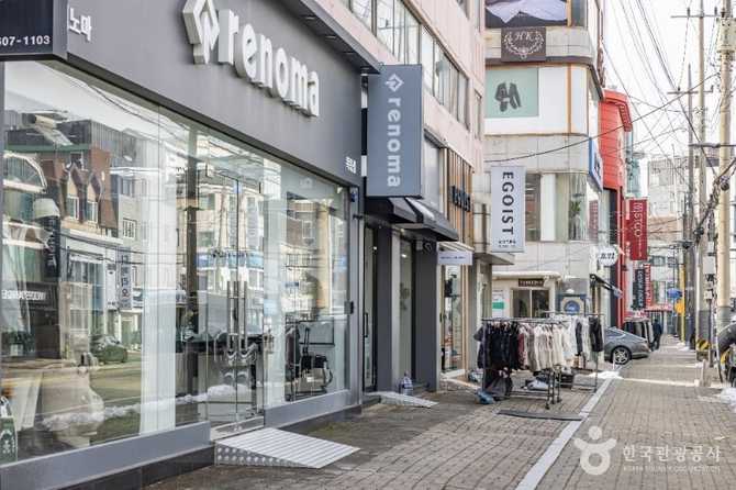 Discover Yeongdeungpo Rodeo Street - image 9