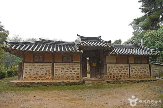Explore the Historic Hwaseong Jeong - image 12