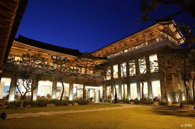 Experience Authentic Korean Royal Court - image 4