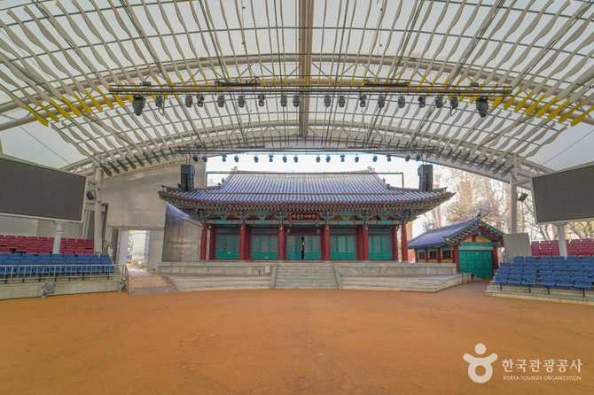 서울놀이마당: 전통 민속공연과 문화체험의 중심지
