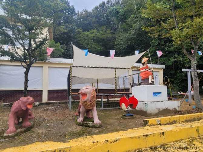 밀양댐스쿨캠핑장: 자연과 학교의 정취를 동시에 즐기기 좋은 캠핑 명소 1