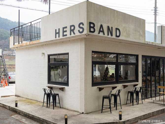 남해 헐스밴드 카페, 오션뷰와 커피 맛이 일품인 힐링 명소 1