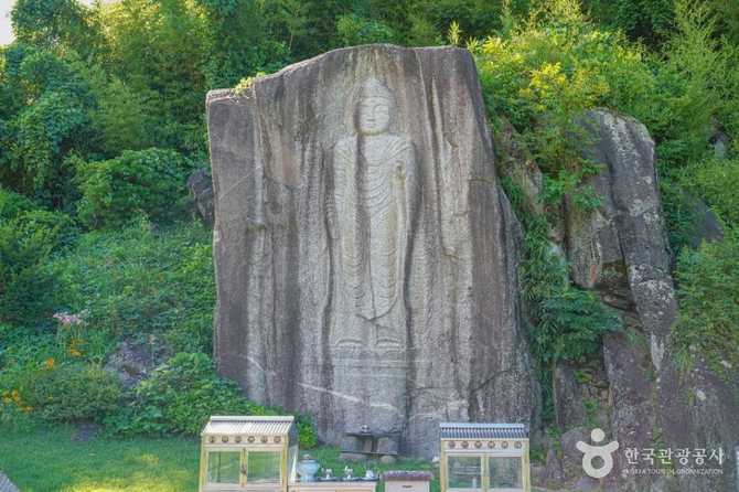 Hyangnam Dŭkchŏnri Carved Buddha Image - image 1
