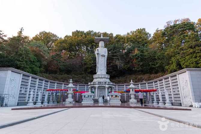 Visit Bongeunsa Temple in Seoul - image 2