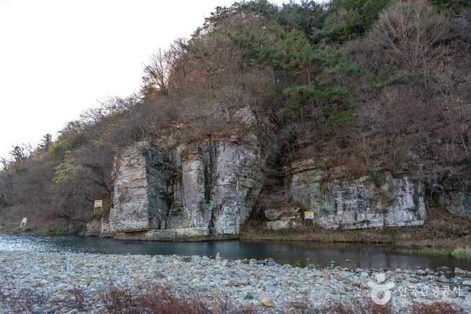 창원 용댐계곡 자연휴양지, 맑은 물과 안전한 물놀이 환경 제공 2