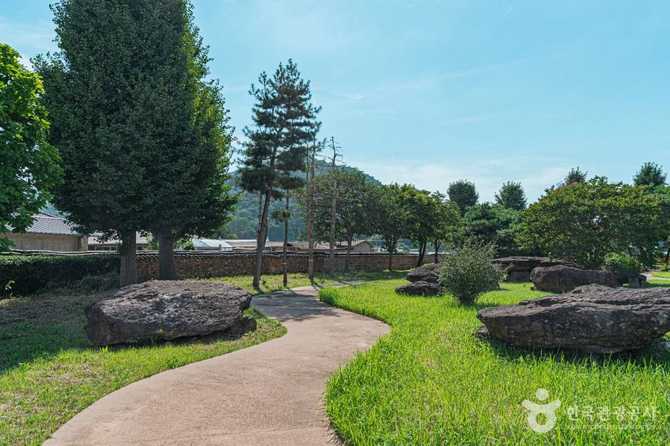 Discover the Bonan Guhamri Dolmen - image 3