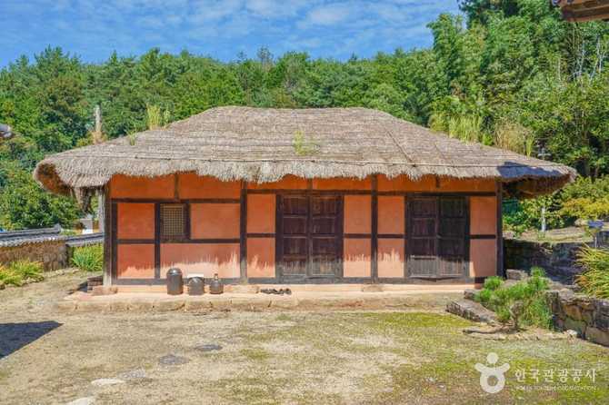 Visit Jeonjae Hanok - image 1