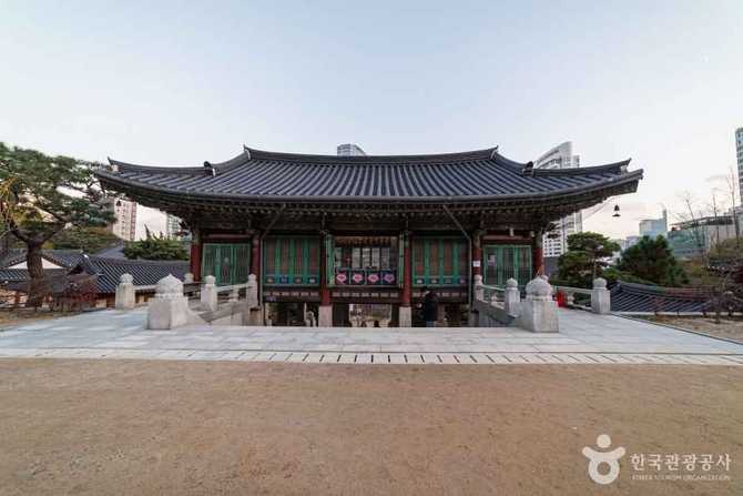 Visit Bongeunsa Temple in Seoul - image 3