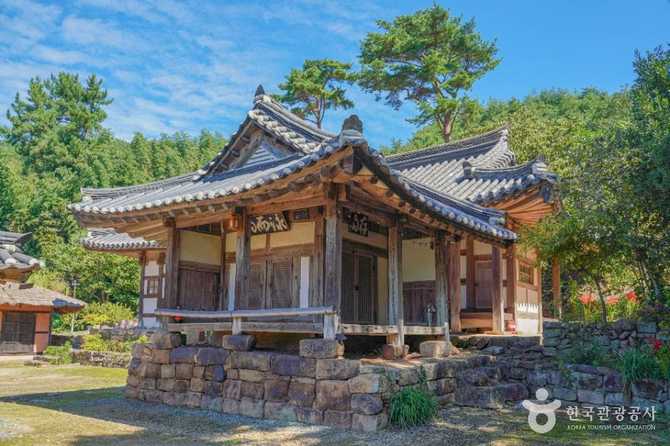 Visit Jeonjae Hanok - image 6