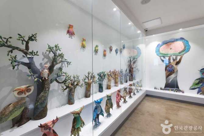 해피아울하우스: 세계 부엉이 아트와 수집품 전시 공간 안내 5