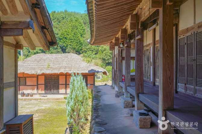 Visit Jeonjae Hanok - image 4