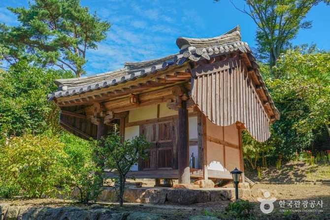 Visit Jeonjae Hanok - image 8