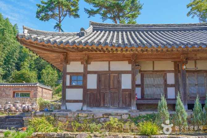 Visit Jeonjae Hanok - image 7