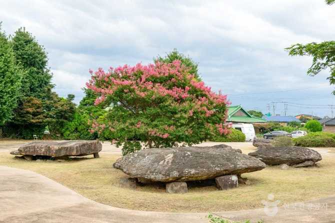 Discover the Bonan Guhamri Dolmen - image 9