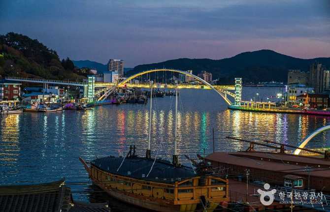 통영 강구안: 활기찬 항구와 관광 명소 소개 11