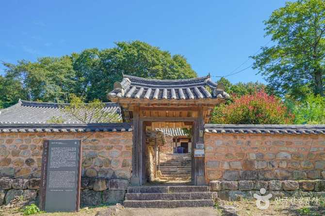 Visit Jeonjae Hanok - image 9