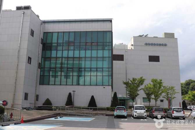 Hyangnam Cultural Arts Center - image 5