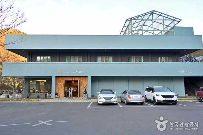 사천시 갤러리&카페 라안, 아름다운 풍경과 유물 전시를 동시에 즐기기 1